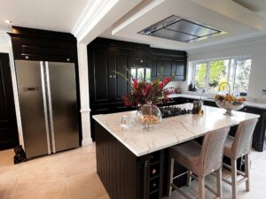 Modern open plan kitchen with kitchen island.